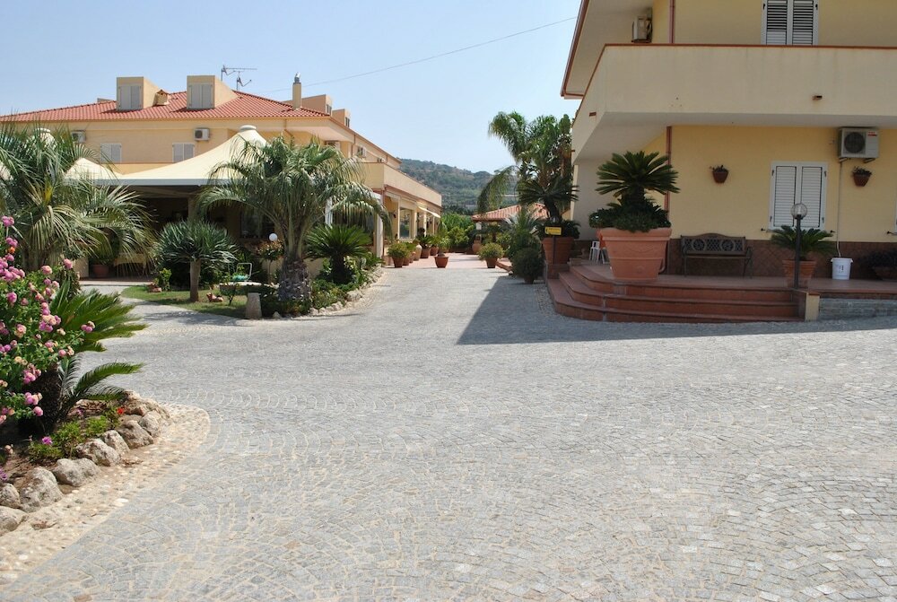 Фото Hotel Damanse