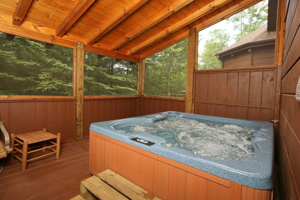 Фото Majestic Manor - Five Bedroom Cabin