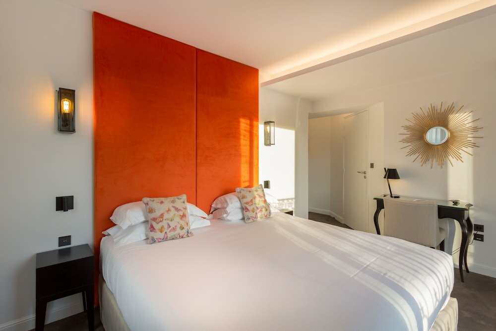 Фото La Comtesse