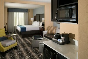 Гостиница Holiday Inn Express and Suites Kansas City Airport, an Ihg Hotel