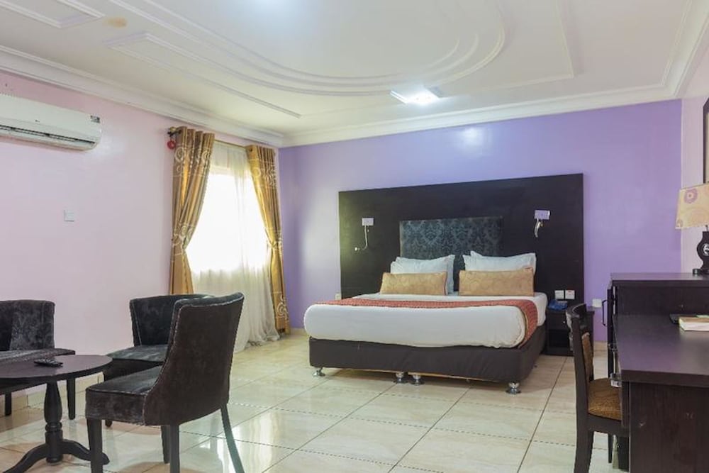 Фото Royal Terrace Hotel & Towers