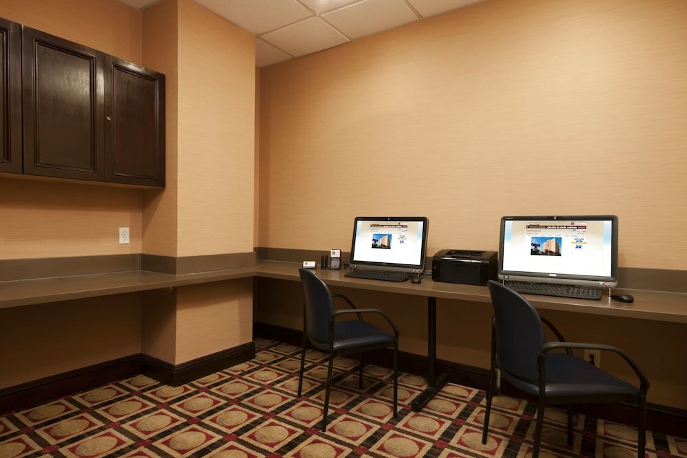 Фото Comfort Suites at Woodbridge