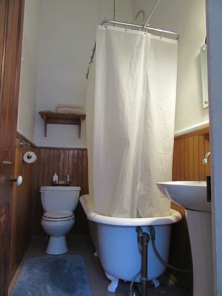 Фото Garden District B&b