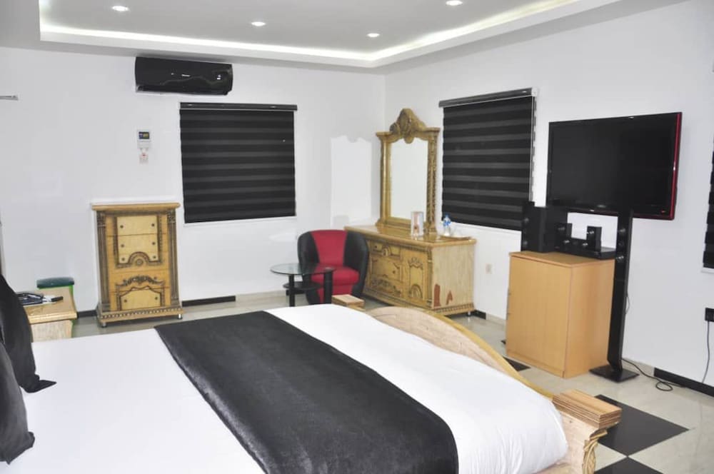 Фото Charlies Place And Suite