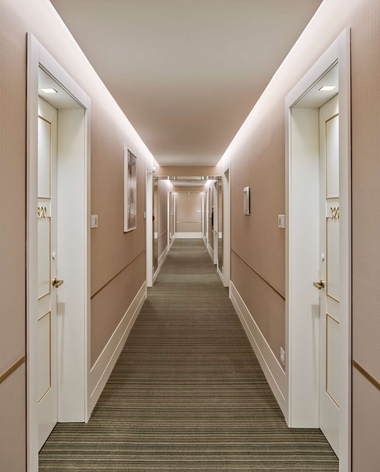 Фото The Britannique Hotel Naples, Curio Collection by Hilton