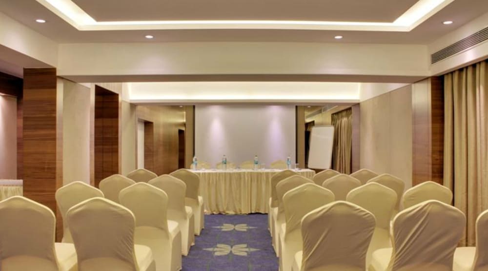 Фото The Sahil Hotel