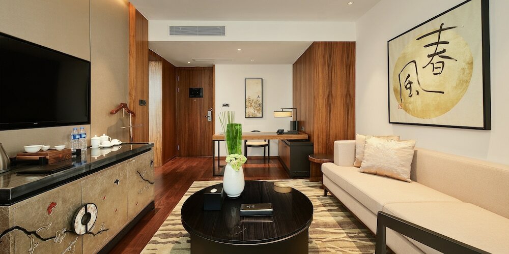 Фото Hualuxe Ningbo Harbor City, an Ihg Hotel