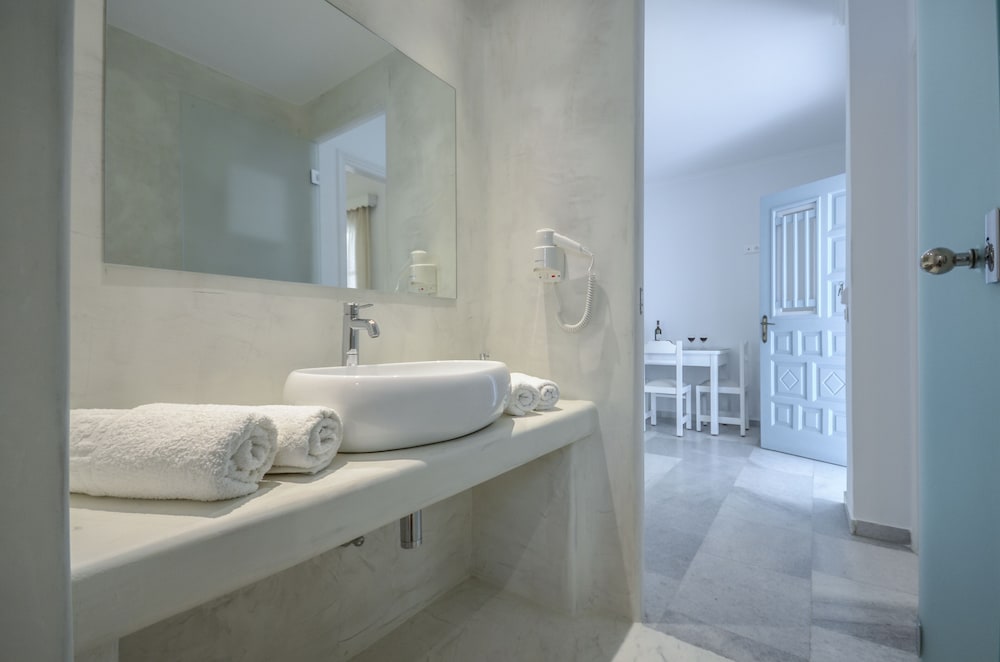 Фото Birikos Hotel & Suites