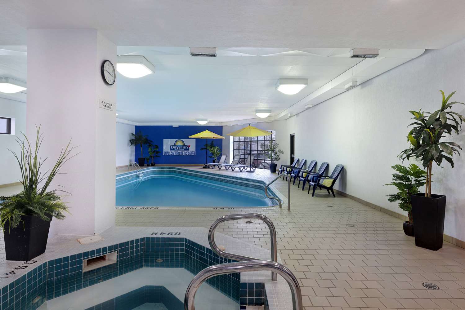 Фото Days Inn by Wyndham Niagara Falls Near The Falls