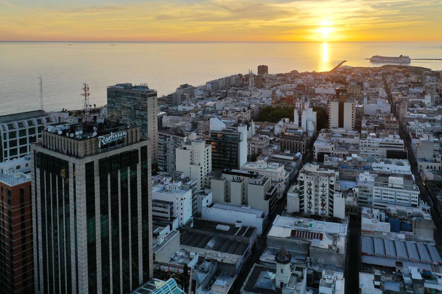 Фото Radisson Montevideo Victoria Plaza Hotel