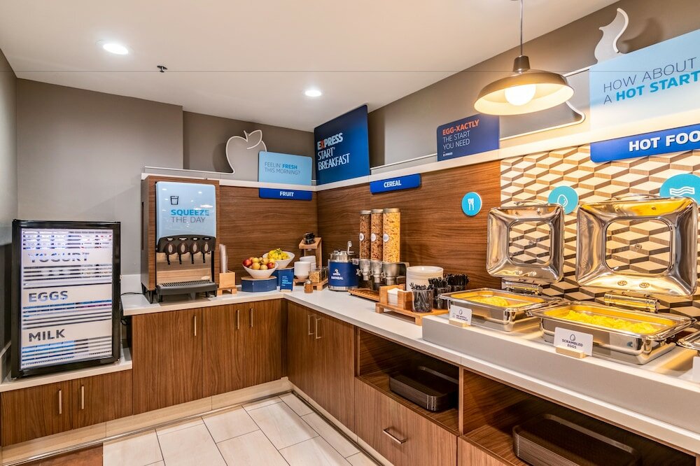 Фото Holiday Inn Express & Suites Camarillo, an Ihg Hotel