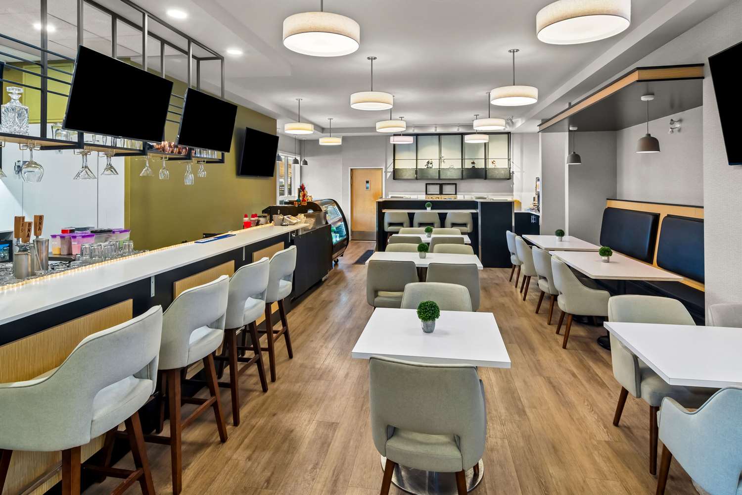 Фото Park Inn by Radisson, Kelowna