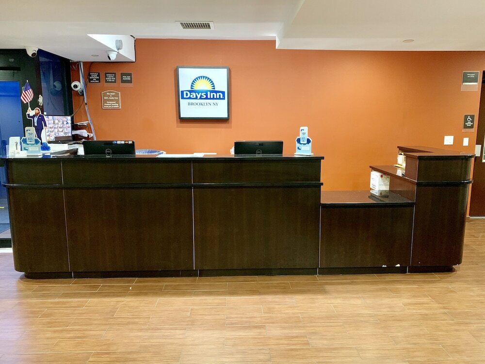 Фото Days Inn by Wyndham Brooklyn Borough Park