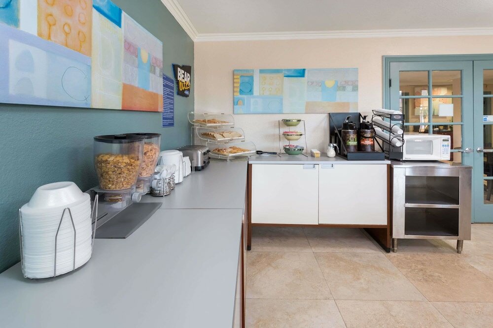 Фото Travelodge by Wyndham Oceanside