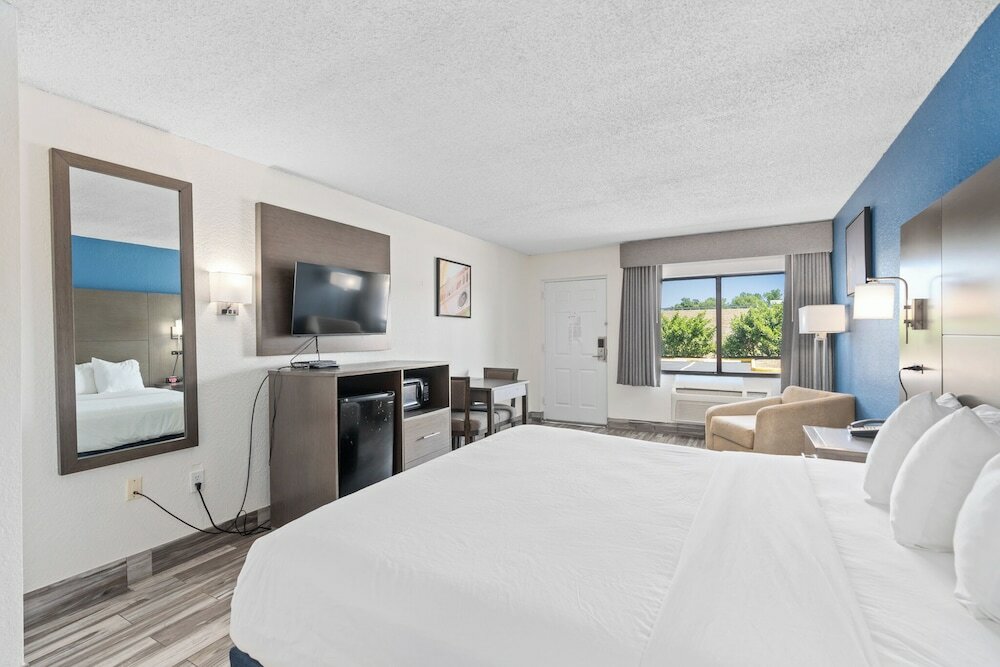 Фото Best Western Orlando East Inn & Suites