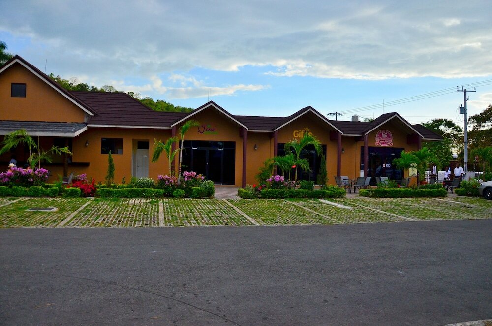 Фото Donway, A Jamaican Style Village