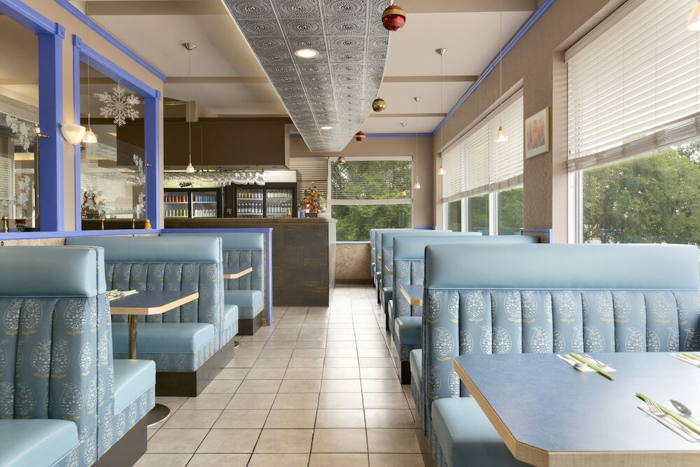 Фото Colonial Square Inn & Suites