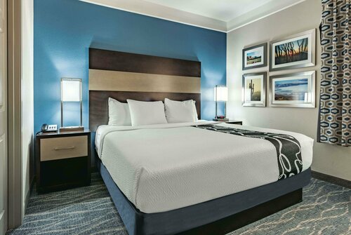 Гостиница La Quinta Inn & Suites by Wyndham Phoenix I-10 West