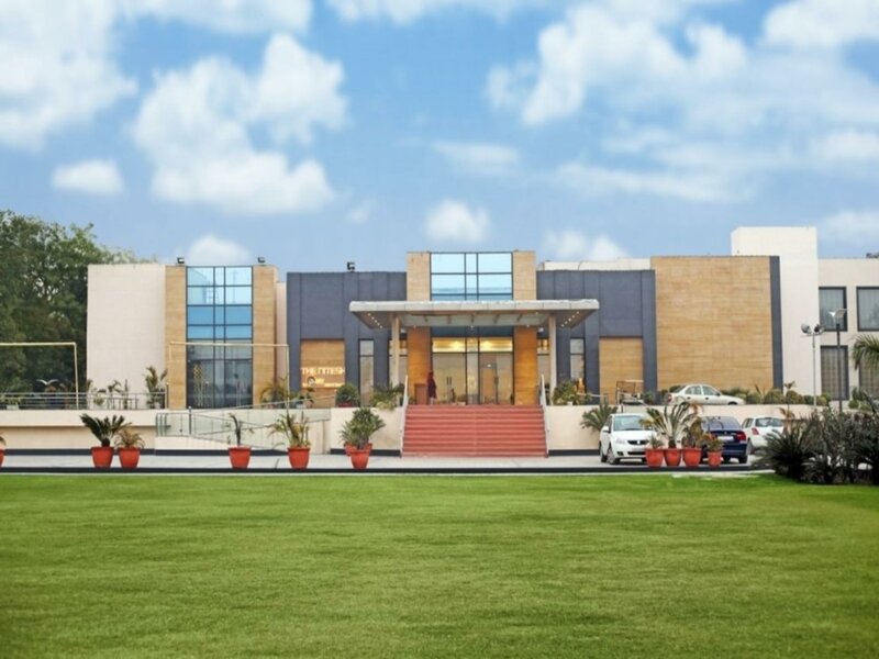 Гостиница Grand Notting Hills Hotel and Resorts в Дели