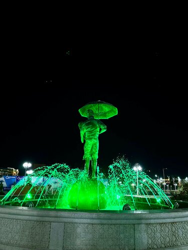 Жалаңаш кискасы бар арық қыз