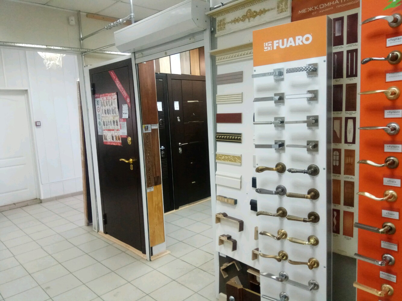 Процесс замера дверного проема