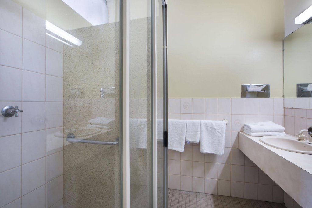 Фото Nightcap at Sandown Park Hotel