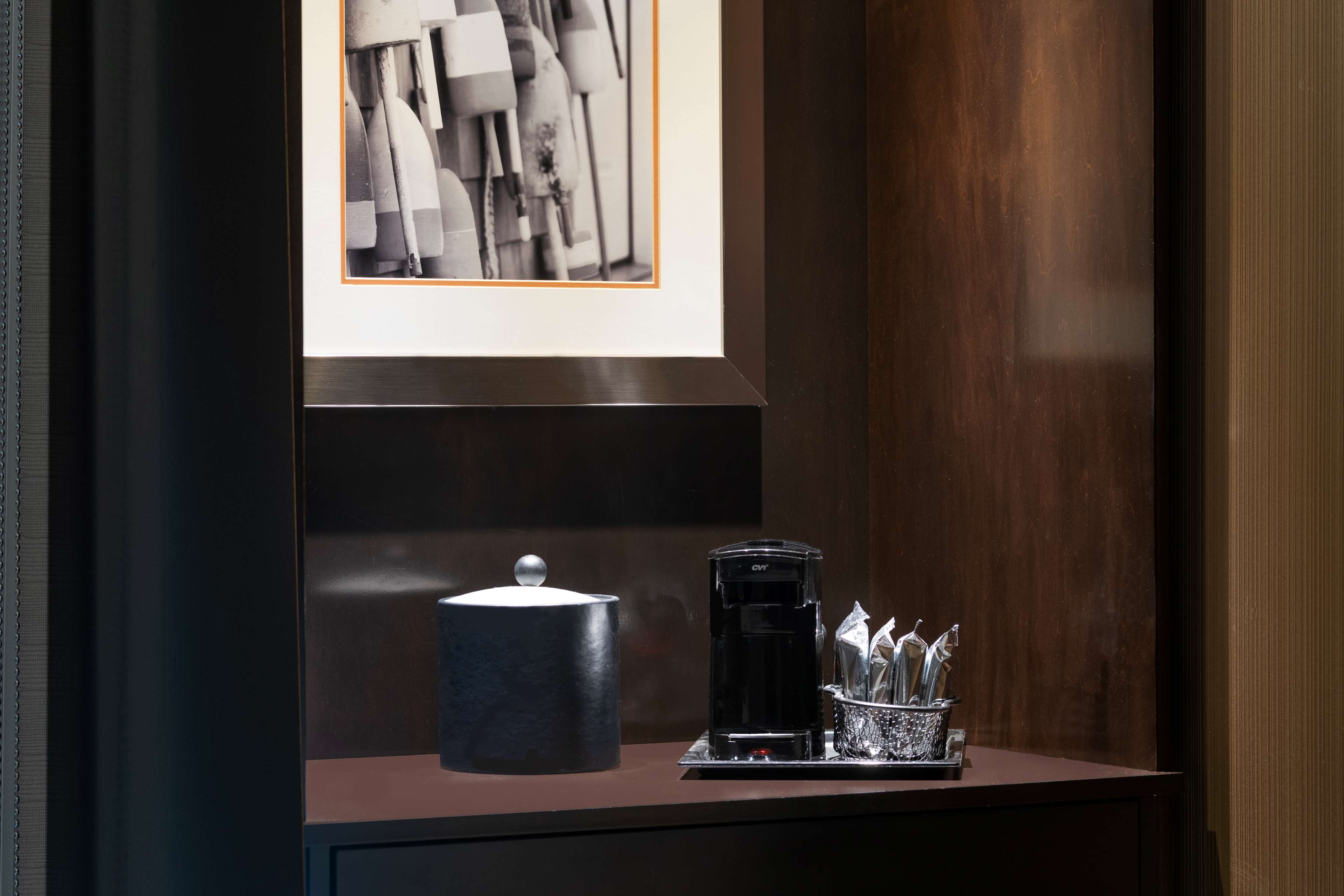 Фото Hampton Inn & Suites Portsmouth Downtown