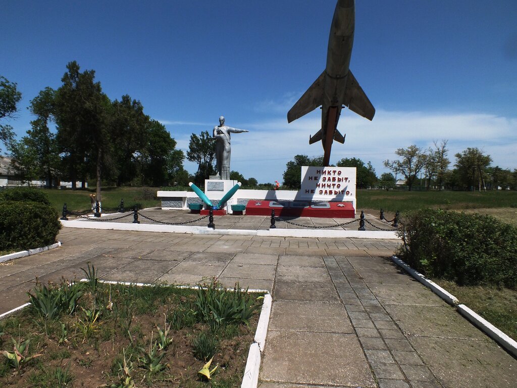 Monument to technology Самолёт-штурмовик времен Великой Отечественной войны 1941-1945 годов, Republic of Crimea, photo