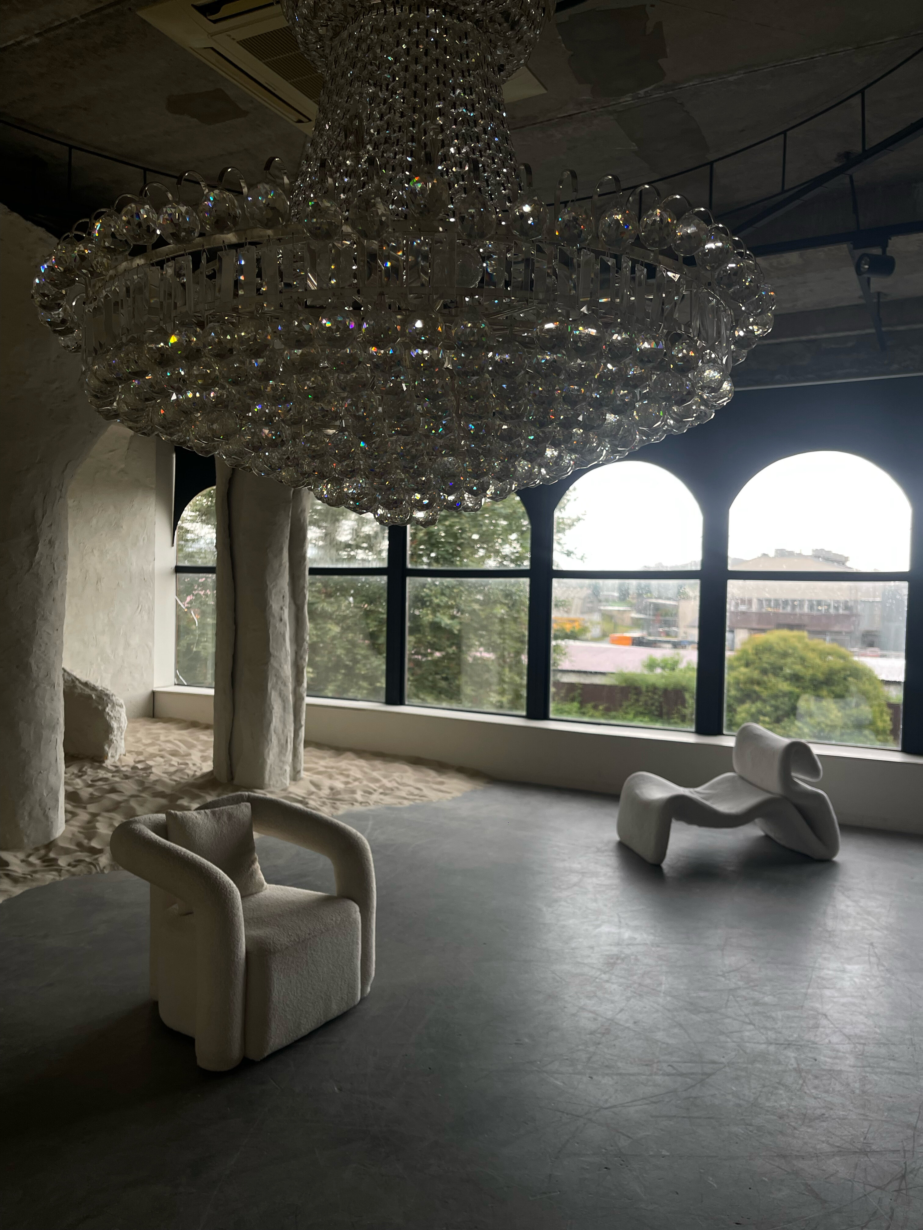 Студенттер фотосуреттерді сорып алады