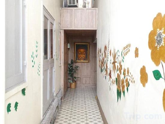 Фото DinsoMon Hotel