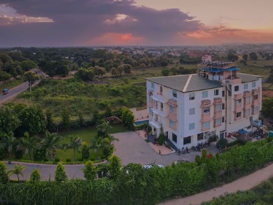 Фото WelcomHeritage Mount Valley Resort, Ranthambore