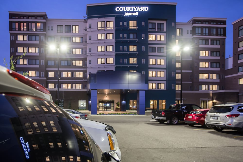 Фото Courtyard by Marriott Calgary South