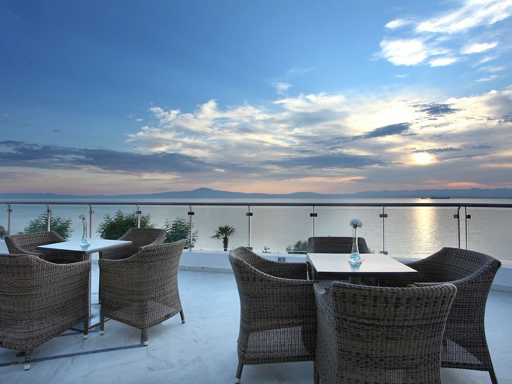 Фото Messinian Bay Hotel