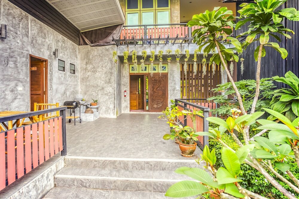 Фото Tonmai Suites