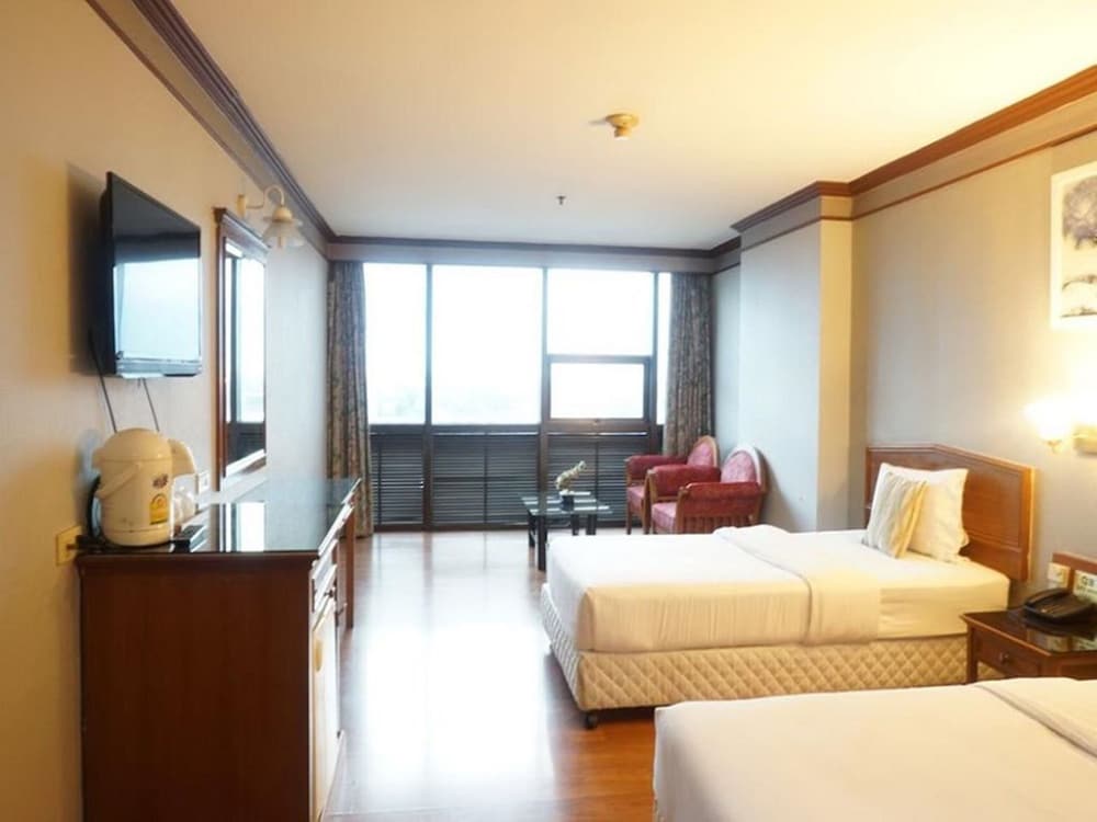 Фото Bay Hotel Srinakarin