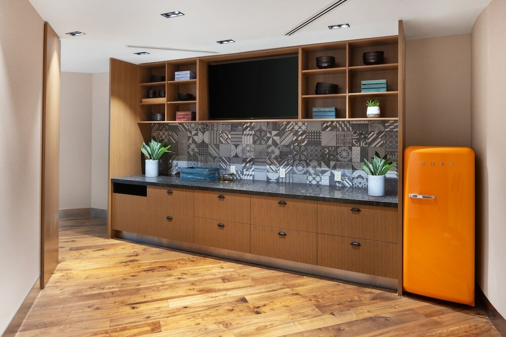 Фото Delta Edmonton Centre Suite Hotel