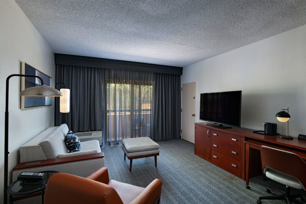 Фото Courtyard by Marriott Dallas Plano Parkway at Preston Road