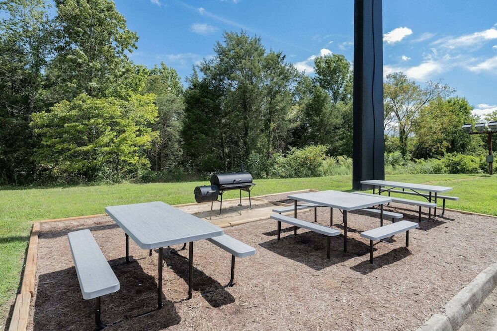 Фото Days Inn and Suites by Wyndham Oxford