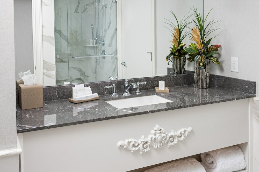 Фото The Ivey's Hotel