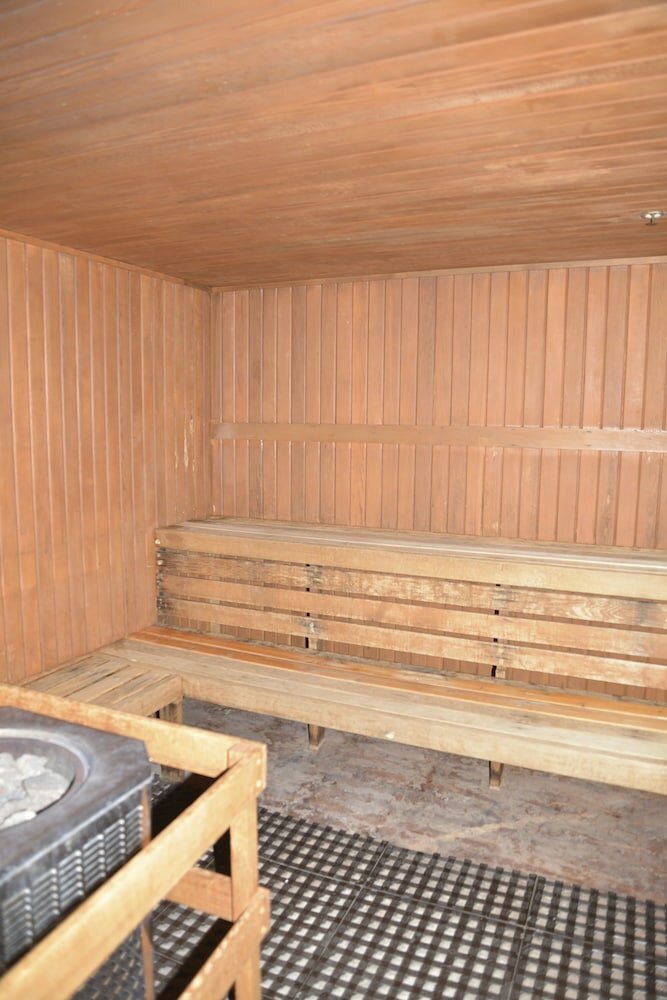 Фото Rosedale on Robson Suite Hotel