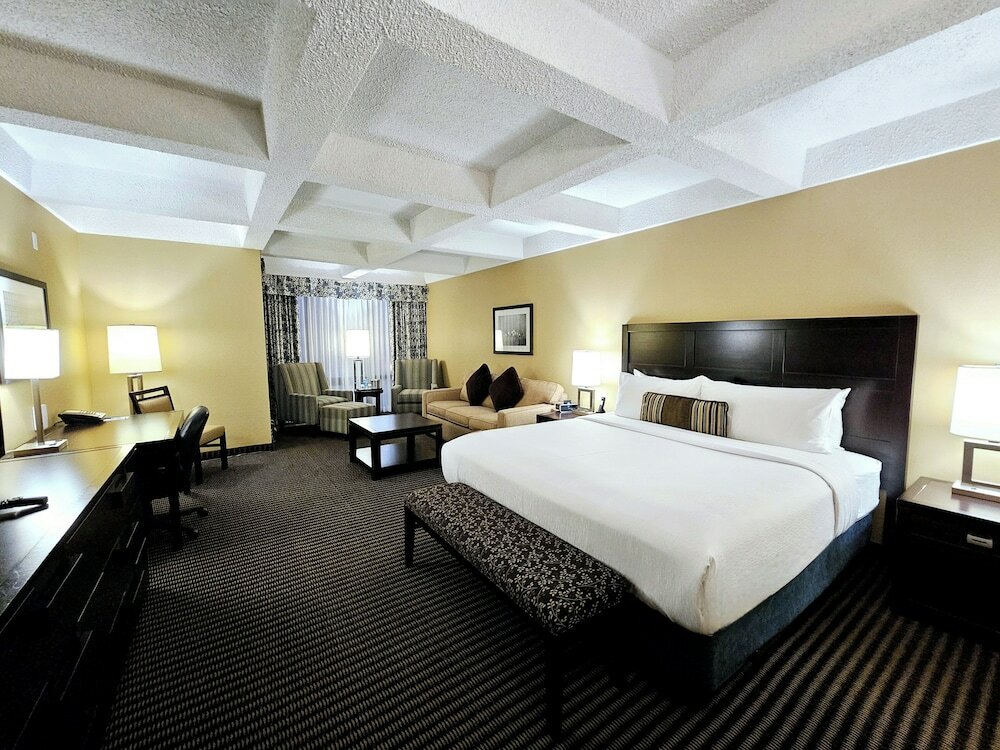 Фото Wyndham Edmonton Hotel and Conference Centre