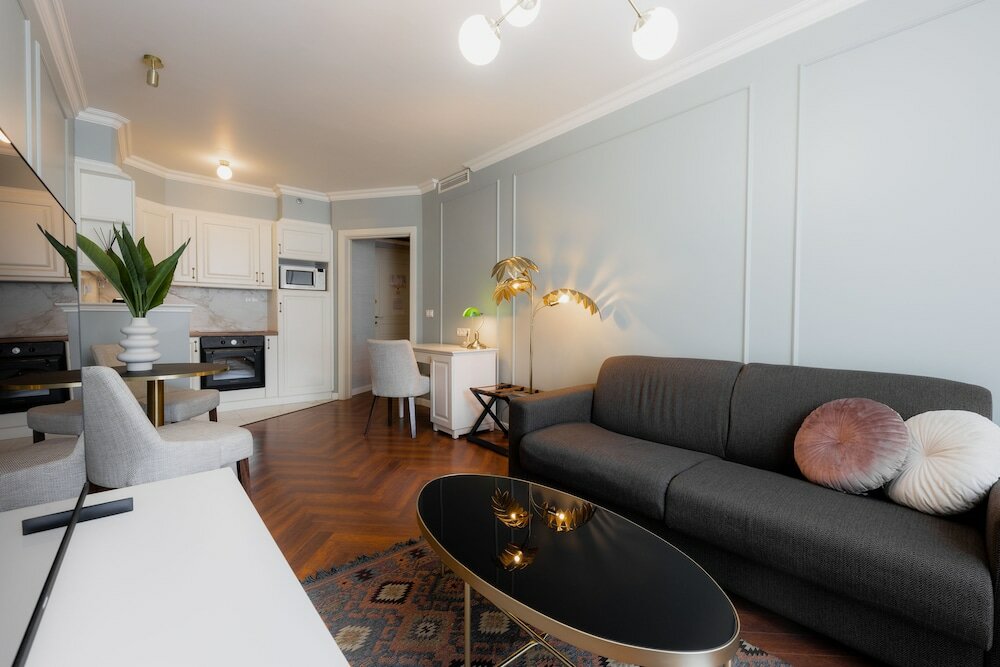 Фото Queen's Court Hotel & Residence