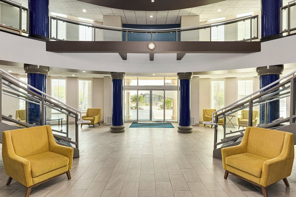 Фото Holiday Inn Express and Suites Bakersfield Central, an Ihg Hotel