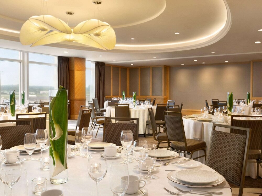 Фото Fairmont Vancouver Airport