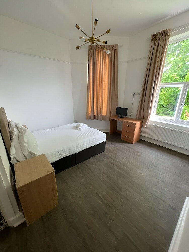 Фото Crofton House Hotel