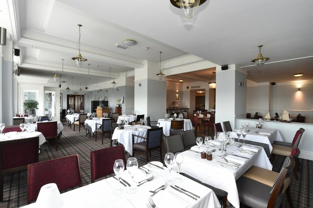 Фото The Old Ship Hotel