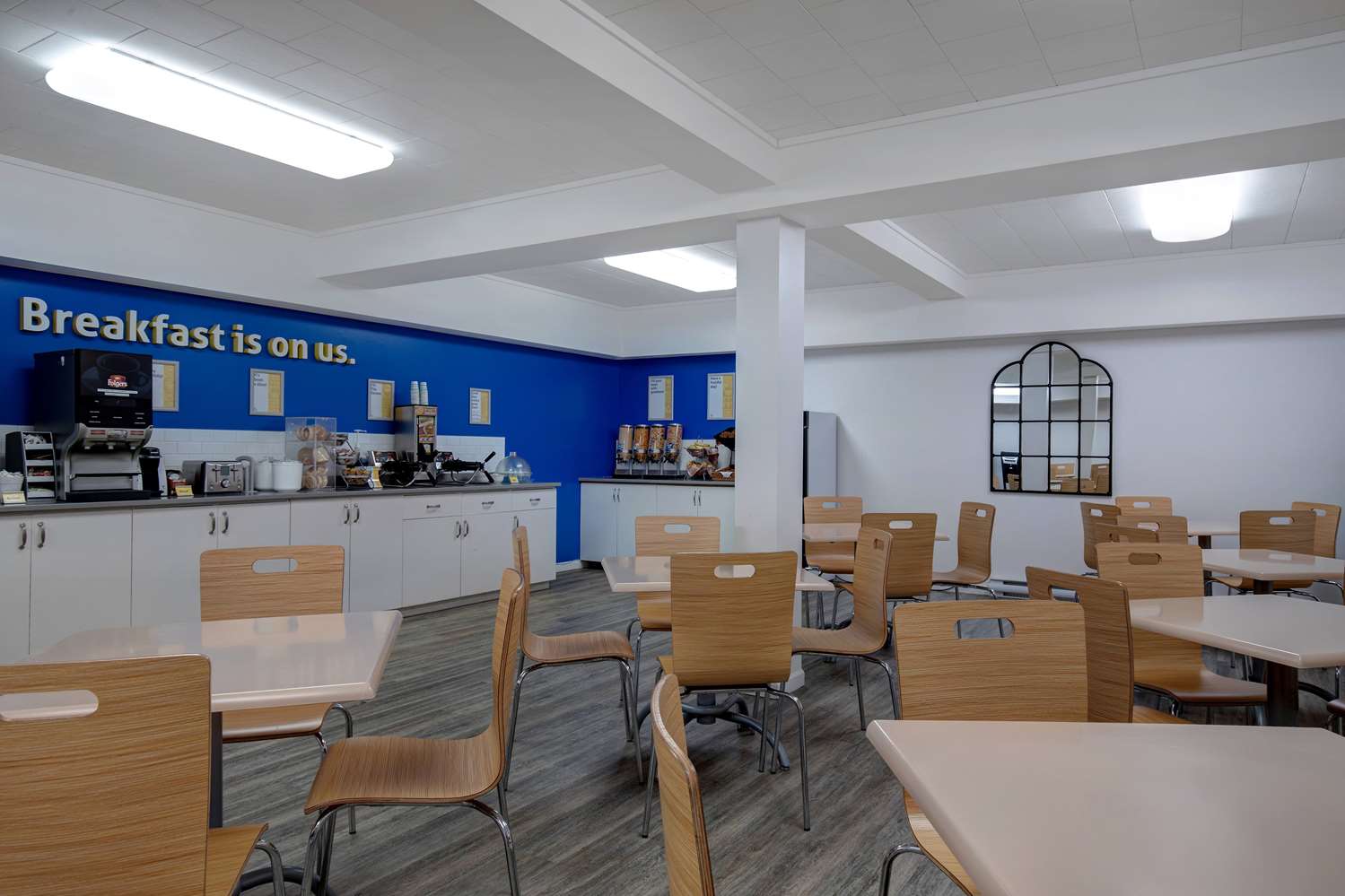 Фото Days Inn by Wyndham Victoria Airport Sidney