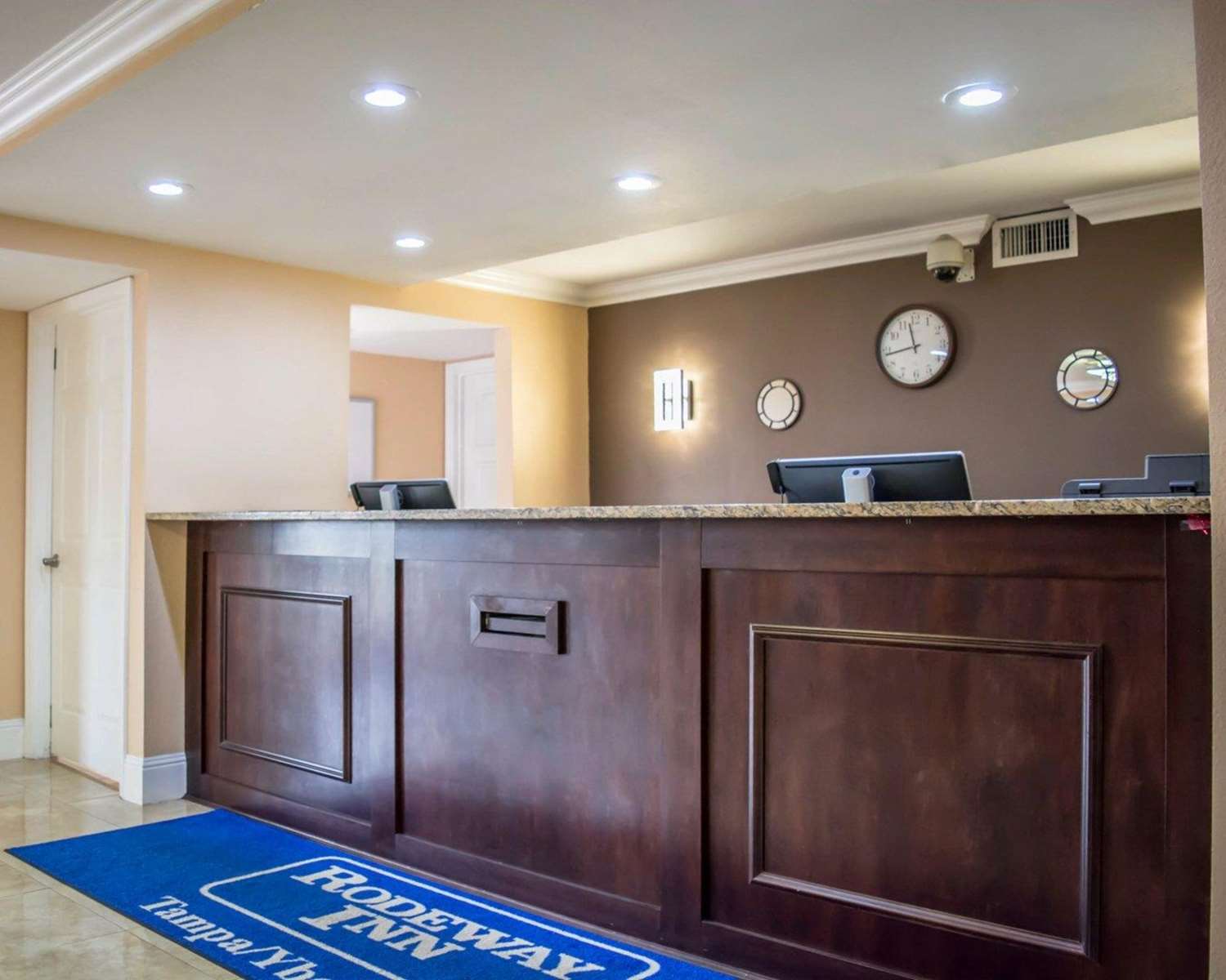 Фото Rodeway Inn Near Ybor City - Casino