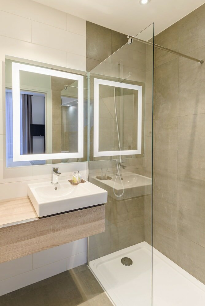 Фото Grand Hotel Clichy Paris