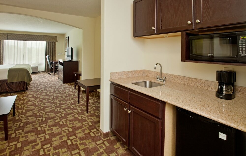Фото Holiday Inn Express Hotel & Stes Kansas City Sports Complex, an Ihg Hotel
